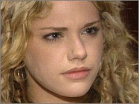 Phoebe (Mackenzie Mauzy) est surprise que Rick soit rentré si vite. Amour, Gloire et Beauté/Top Models, épisode 5072 (1 juin 2007, CBS)
