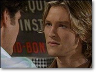 Daniel (Michael Graziadei) pose des questions à Danny au sujet de Phyllis. Les Feux de l'Amour, épisode 7905 (26 mars 2012, TVA)