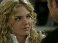 Phoebe (Mackenzie Mauzy) aide Rick a se souvenir. Top Models, épisode 5085 (16 octobre 2008, RTL9)