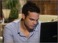 Kevin (Greg Rikaart) a des nouvelles de Jana. Les Feux de l'Amour, épisode 2997 (22 juin 2010, RTBF)