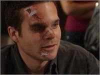 Kevin (Greg Rikaart) montre l'argent à Jana. Les Feux de l'Amour, épisode 8680 (9 juillet 2007, CBS)