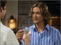 Daniel (Michael Graziadei) et Kevin portent un toast. Les Feux de l'Amour, épisode 7932 (26 juillet 2004, CBS)