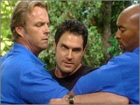 Bradley (Don Diamont) est maitrisé par les gardes de Victor. Les Feux de l'Amour, épisode 2263 (22 août 2007, RTBF)