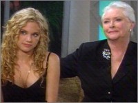 Phoebe (Mackenzie Mauzy) et Stephanie sont invitées dans le talkshow de Rich Ginger. Top Models, épisode 5118 (2 décembre 2008, RTL9)