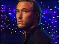 Rick (Kyle Lowder) regarde Constantine et Phoebe chanter ensemble. Top Models, épisode 5132 (22 décembre 2008, RTL9)