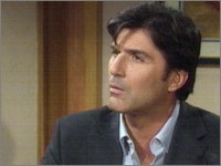 David (Vincent Irizarry) propose son aide à Nikki. Les Feux de l'Amour, épisode 8719 (31 août 2007, CBS)