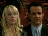 Ambre (Adrienne Frantz) répond aux questions de Maggie et Heather. Les Feux de l'Amour, épisode 3048 (2 septembre 2010, RTBF)