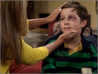 Noah (Hunter Allan) est exclu de l'école parce qu'il s'est battu. Les Feux de l'Amour, épisode 3060 (22 septembre 2010, RTBF)