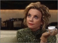 Gloria (Judith Chapman) récupère le pot de crème de Jeffrey. Les Feux de l'Amour, épisode 5479 (18 mars 2011, TF1)