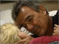 Nikki (Melody Thomas Scott) et Victor se réveillent après une nuit à même le sol. Les Feux de l'Amour, épisode 7994 (27 juillet 2012, TVA)