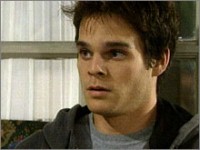 Kevin (Greg Rikaart) voudrait obtenir le pardon de John. Les Feux de l'Amour, épisode 2322 (13 novembre 2007, RTBF)