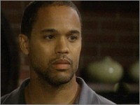 Damon (Keith Hamilton Cobb) refuse d'écouter ce que Dominic a à dire. Les Feux de l'Amour, épisode 2323 (14 novembre 2007, RTBF)