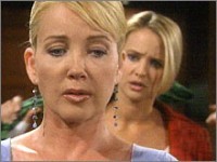 Nikki (Melody Thomas Scott) confie à Sharon ses angoisses. Les Feux de l'Amour, épisode 2328 (21 novembre 2007, RTBF)