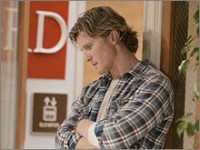 J.T. (Thad Luckinbill) est frustré de ne pouvoir rester au chevet de Victoria parce qu'il n'est pas de la famille. Les Feux de l'Amour, épisode 3084 (26 octobre 2010, RTBF)
