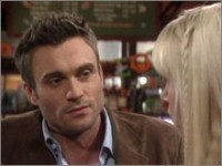 Cane (Daniel Goddard) boit un café avec Ambre. Les Feux de l'Amour, épisode 3086 (28 octobre 2010, RTBF)