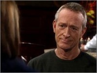 Jeffrey (Ted Shackelford) accuse Gloria d'être celle qui a empoisonné la crème. Les Feux de l'Amour, épisode 3113 (6 décembre 2010, RTBF)