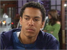 Devon (Bryton McClure) raconte  à Lorena que tout ne se passe pas bien chez les Winters. Les Feux de l'Amour, épisode 8090 (10 décembre 2012, TVA)