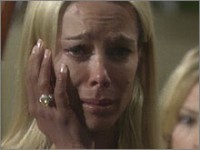 Donna (Jennifer Gareis) est horrifiée par la couleur de sa peau. Top Models, épisode 5276 (4 juin 2009, RTS)