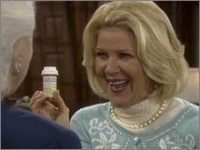 Pamela (Alley Mills) avoue qu'elle a remplacé le viagra d'Eric. Top Models, épisode 5281 (11 juin 2009, RTS)