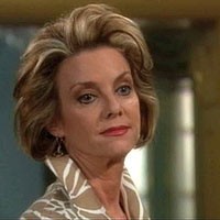 Gloria (Judith Chapman) découvre où vit Jeffrey. Les Feux de l'Amour, épisode 8884 (2 mars 2016, TVA)