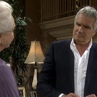 Eric (John McCook) et Stephanie signent les papiers du divorce. Top Models, épisode 5303 (13 juillet 2009, RTS)