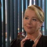 Nikki (Melody Thomas Scott) choisit une date de mariage. Les Feux de l'Amour, épisode 3215 (27 avril 2011, RTBF)