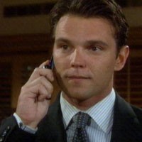 Adam (Chris Engen) veut attendre le bon moment pour abattre ses cartes. Les Feux de l'Amour, épisode 5636 (18 avril 2011, RTS)