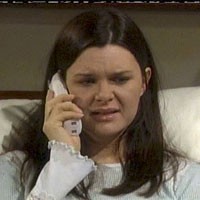 Katie (Heather Tom) appelle sa mère à Paris. Top Models, épisode 5336 (27 août 2009, RTS)