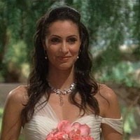 Sabrina (Raya Meddine) avance dans l'allée... Les Feux de l'Amour, épisode 5658 (18 mai 2011, RTS)