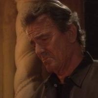 Victor (Eric Braeden) regarde bruler le souvenir si douloureux de Sabrina. Les Feux de l'Amour, épisode 3330 (6 octobre 2011, RTBF)