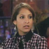 Lily (Christel Khalil) a du mal à être dans la même pièce que Cane et Chloe. Les Feux de l'Amour, épisode 3334 (12 octobre 2011, RTBF)