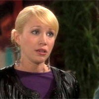 Ambre (Adrienne Frantz) doute de l'honnêteté de Kevin. Les Feux de l'Amour, épisode 3344 (26 octobre 2011, RTBF)