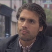 Nick (Joshua Morrow) et Sharon prennent un café à Paris. Les Feux de l'Amour, épisode 3345 (27 octobre 2011, RTBF)