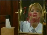 Phyllis (Michelle Stafford) fait une découverte qui confirme ses soupçons. Les Feux de l'Amour, épisode 9122 (13 février 2017, TVA)