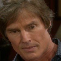 Ridge (Ronn Moss) met Brooke en garde. Top Models, épisode 5566 (29 juin 2010, RTS)
