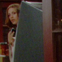 Chloe (Elizabeth Hendrickson) épie Billy et Mac. Les Feux de l'Amour, épisode 5902 (10 décembre 2012, TF1)