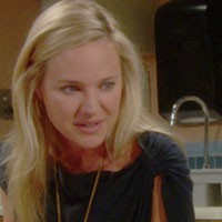 Sharon (Sharon Case) est au chevet de Summer, toujours dans le coma. Les Feux de l'Amour, épisode 5922 (21 janvier 2013, TF1)