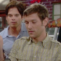 Daniel (Michael Graziadei) cherche des indices. Les Feux de l'Amour, épisode 5923 (29 mai 2012, RTS)