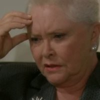 Stephanie (Susan Flannery) commence à vraiment s'inquiéter. Top Models, épisode 5653 (6 septembre 2010, RTS)