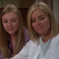 Ashley (Eileen Davidson) présente sa petite soeur à Abby. Les Feux de l'Amour, épisode 9243 (1 août 2017, TVA)