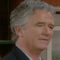 Compte tenu de l'état de santé de Beth, Stephen (Patrick Duffy) suggère que Bill et Katie se marient rapidement. Top Modèles, épisode 5679 (25 novembre 2010, TVA)