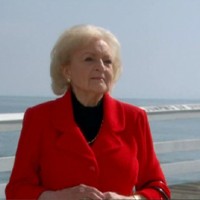 Ann (Betty White) est de retour à Los Angeles. Top Modèles, épisode 5695 (7 décembre 2010, TVA)