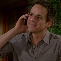 Michael (Christian Jules Leblanc) obtient les coordonnées d'une professionnelle. Les Feux de l'Amour, épisode 6114 (25 octobre 2013, TF1)