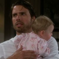Nick (Joshua Morrow) attend le retour de Phyllis et Sharon de Minneapolis. Les Feux de l'Amour, épisode 6142 (2 mai 2013, RTS)