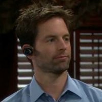 Adam (Michael Muhney) se moque des avertissements de Nick. Les Feux de l'Amour, épisode 3773 (27 juin 2013, RTBF)