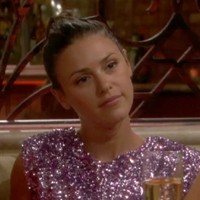 Chloe (Elizabeth Hendrickson) profite de sa soirée avec Kevin sous les yeux de Jana. Les Feux de l'Amour, épisode 9458 (6 août 2010, CBS)