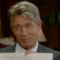 Vance (Eric Roberts) découvre le passé embarrassant de Sharon et compte bien s'en servir. Les Feux de l'Amour, épisode 9459 (9 août 2010, CBS)