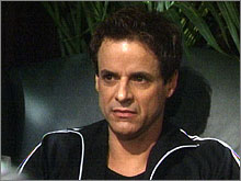 Michael (Christian Jules Leblanc) donne à Tom un avertissement. Les Feux de l'Amour, épisode 4886 (22 mai 2008, RTS)