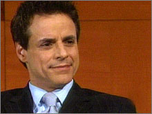Michael (Christian Jules Leblanc) se demande ce que manigance Tom. Les Feux de l'Amour, épisode 2490 (7 juillet 2008, RTBF)
