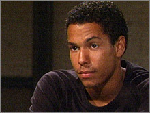 Devon (Bryton McClure) délivre un message à Daniel. Les Feux de l'Amour, épisode 2517 (13 août 2008, RTBF)